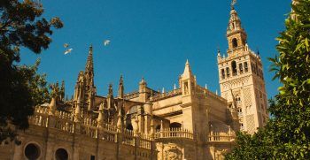 Vista de la Catedral de Sevilla y la Giralda - Miguel Bernardo para Unsplash